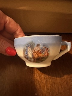 lato esterno della tazzina da caffè con scene di mitologia antica
